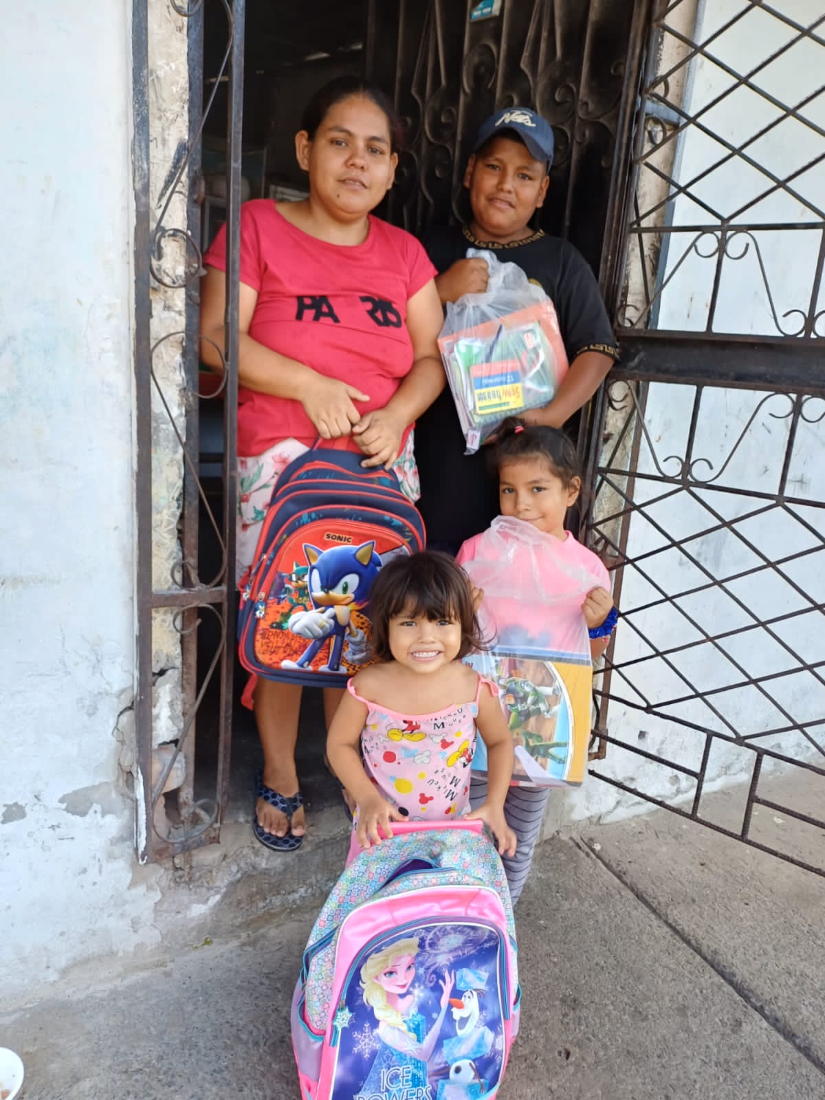 ENTREGA DE MOCHILAS Y UTILES ESCOLARES